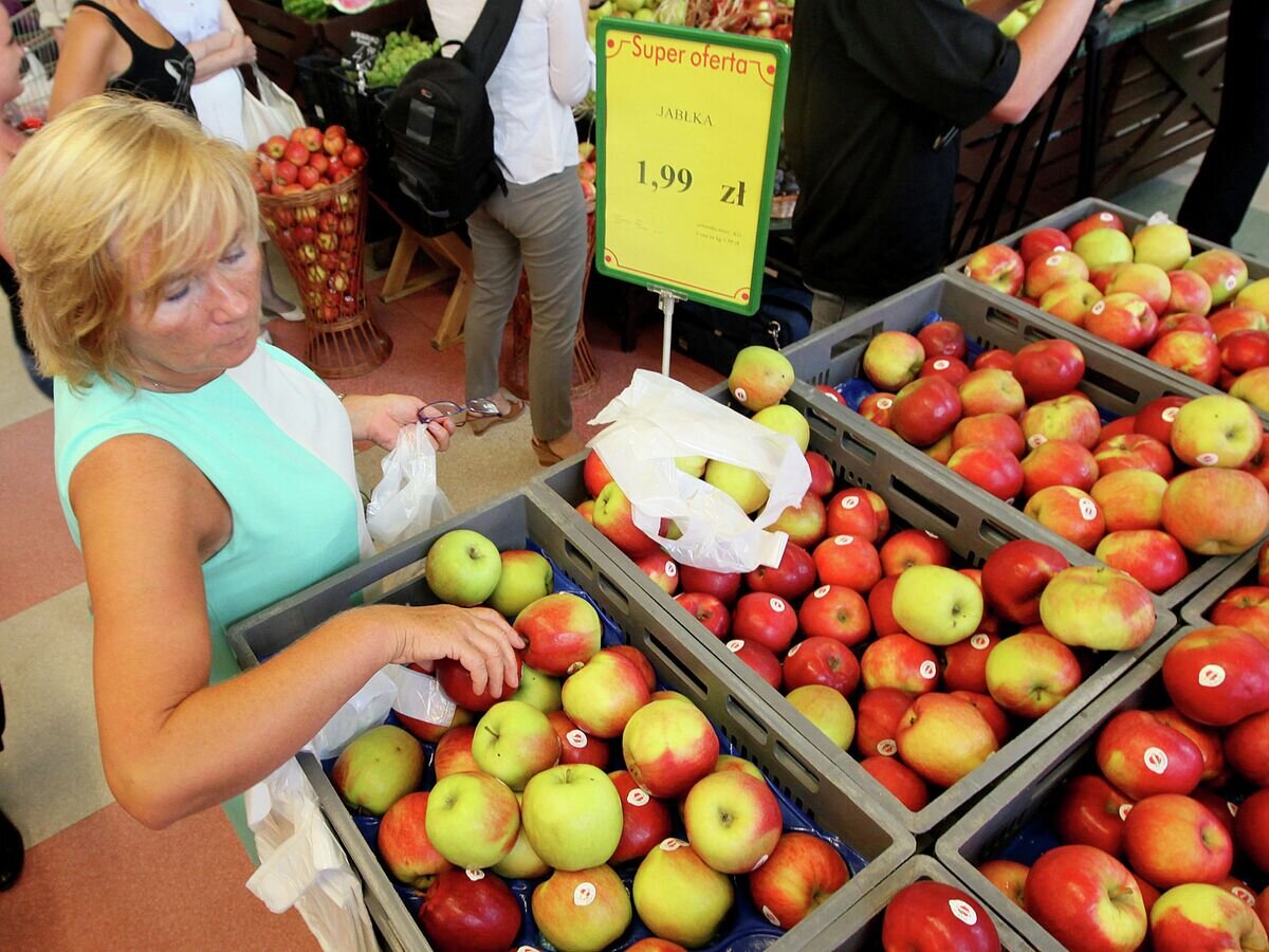   Яблоки в магазине в Варшаве© AP Photo / Czarek Sokolowski
