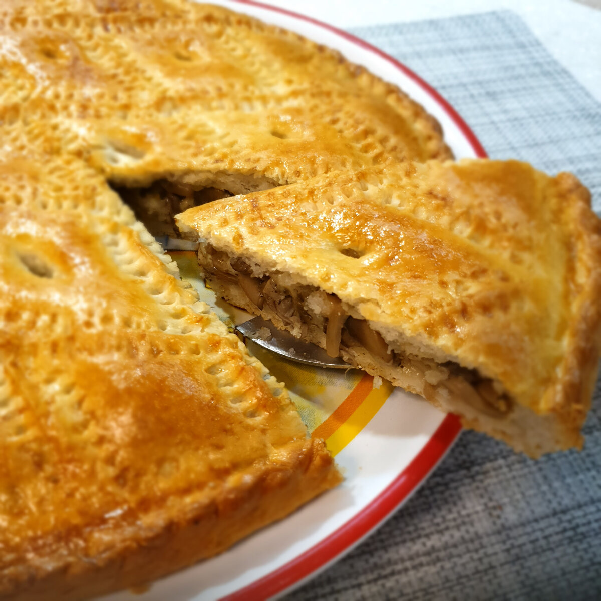 Пирог с грибами и сыром 