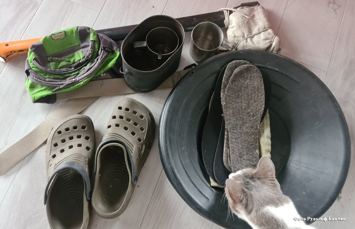 Не забудьте тапочки! Это обычные лёгкие тапочки из материала ЭВА. Ходить в гостинице, у костра посидеть - незаменимая вещь.