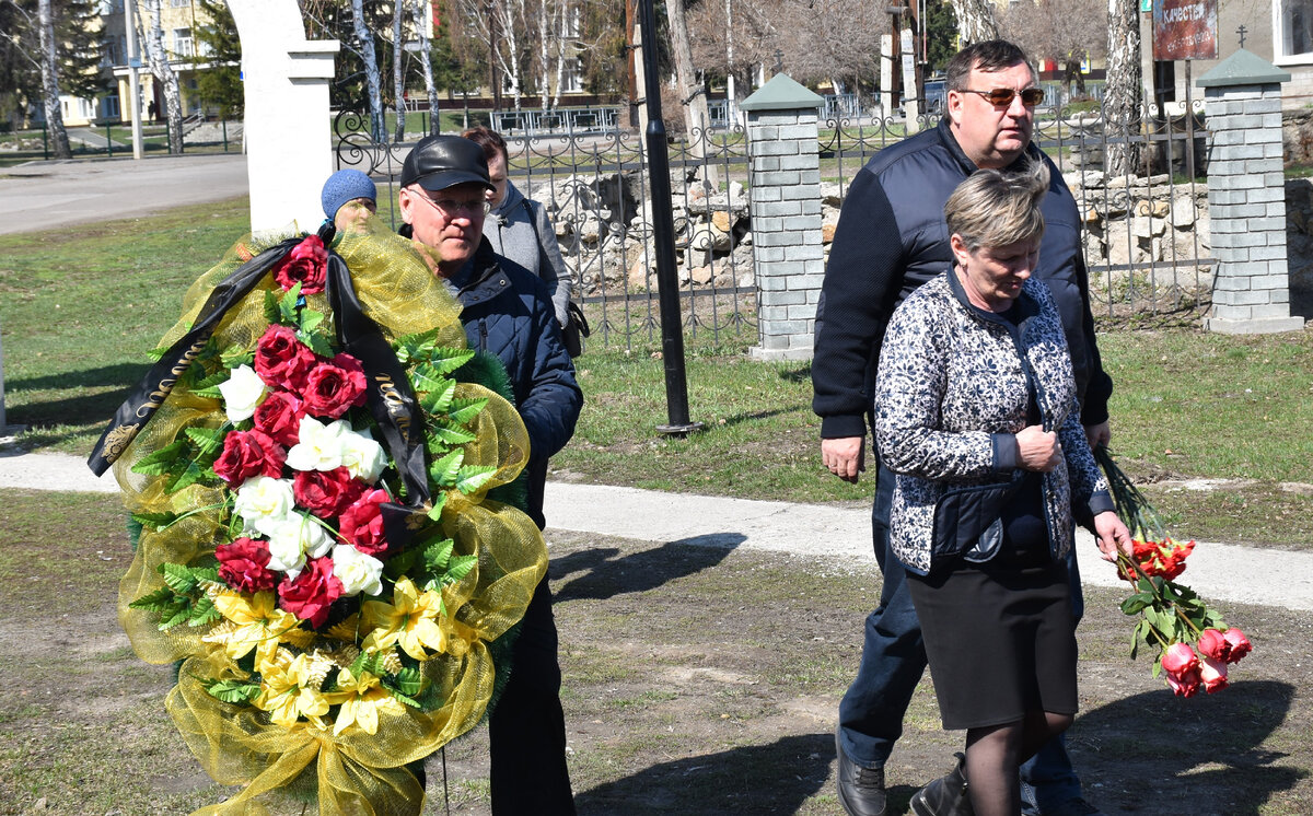Ивана Степановича проводили бывший глава Усть-Пристанского района, ныне - глава Администрации города Алейска Иван Васильевич Маскаев и глава Усть-Пристанского района Светлана Александровна Шипулина.