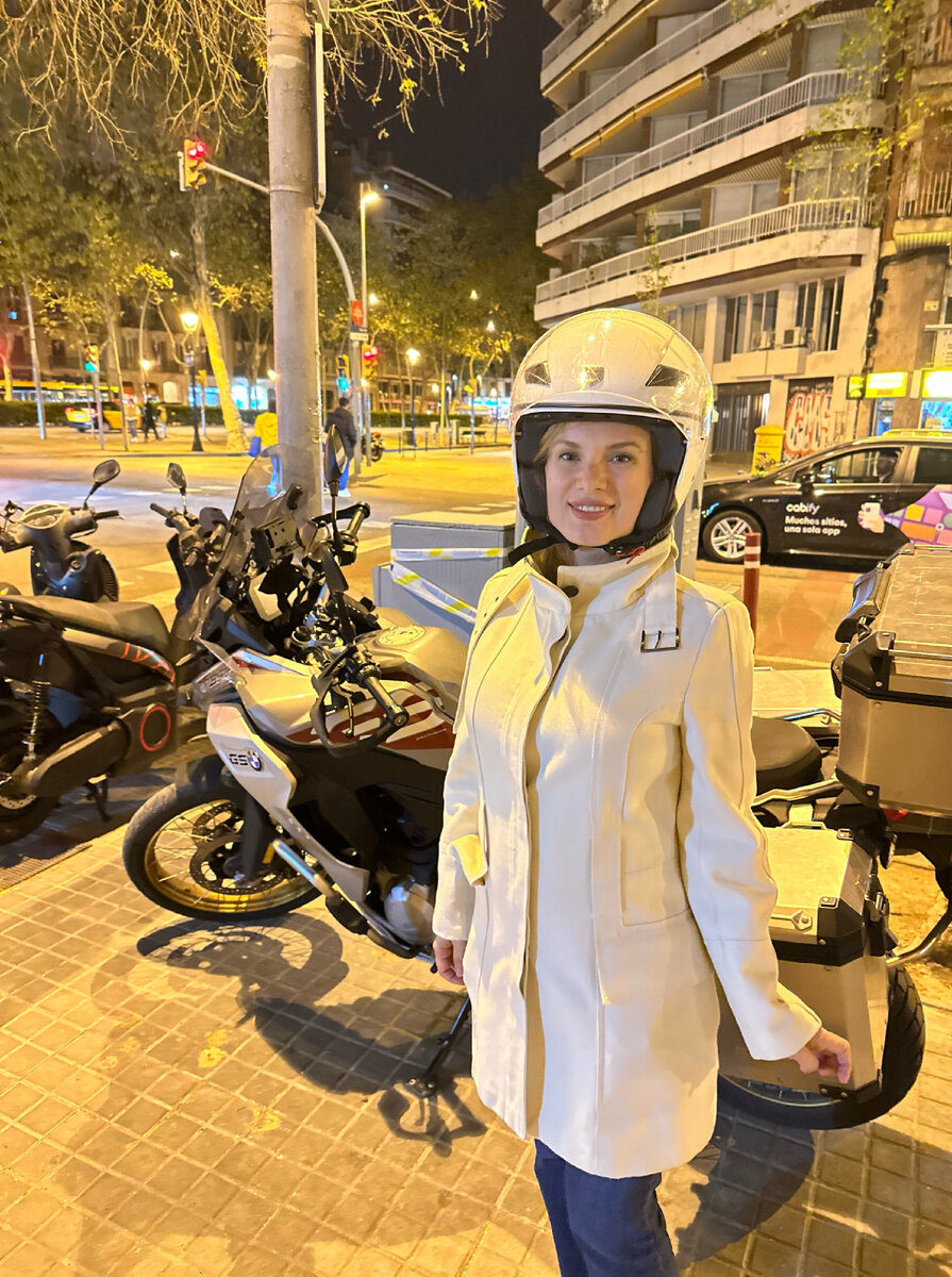 Мадама отправляется на мотопрогулку. Отгадайте с кем. Давид за кадром, но вы можете его байк оценить, который за моей джоппой