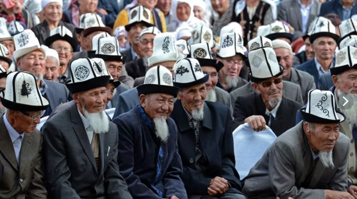 Белым киргизам. АК калпак кыргызский. АК калпак головной убор. АК калпак головной Бор. Атамбаев АК калпак.