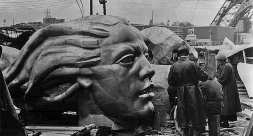 Монтаж скульптуры В. Мухиной "Рабочий и колхозница". Фото из открытого доступа