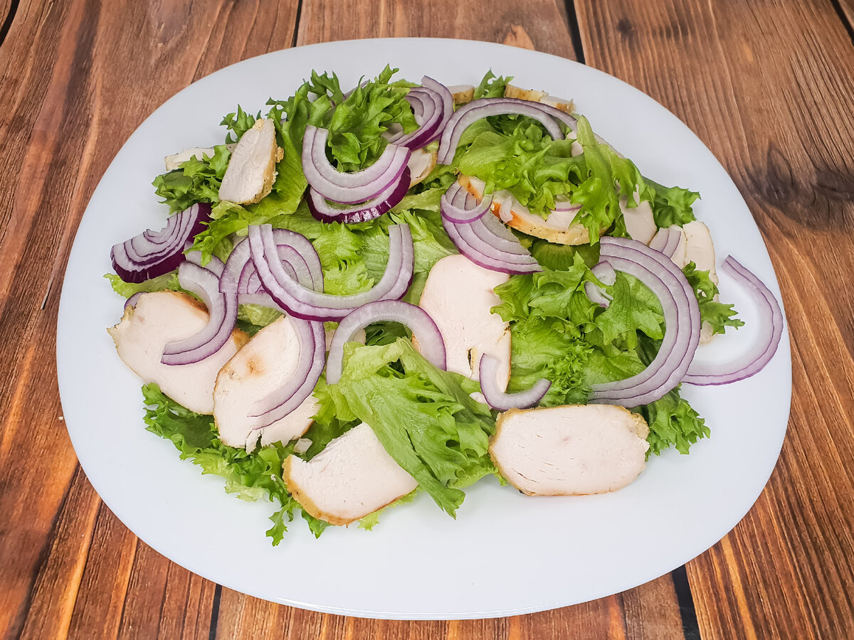 Добавляем курицу и лук