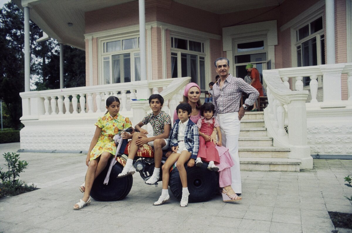 His family. Фарах Пехлеви дети. Пехлеви с семьей фото. Iranian Shah and his Family on vacation. Сарах фарах семья.