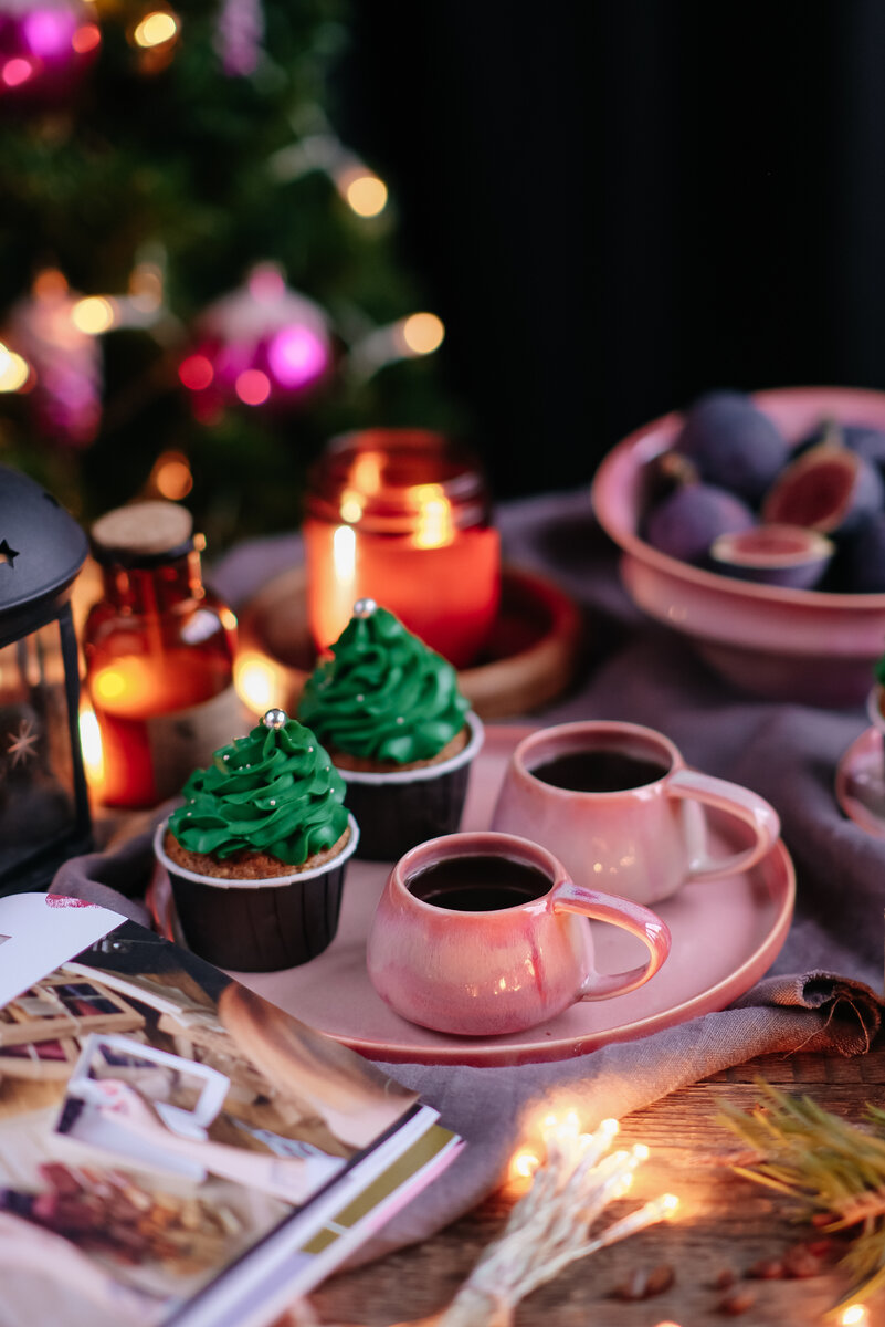 На фото серия "Рассвет над Имладрис" Мастерской дизайнерской посуды "VELES". Кружка вулкан 100 мл и скандинавская тарелка 24 см.