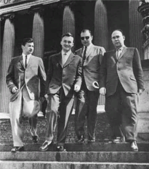 Далёкий 1959 год... Впереди всех спускающийся по ступенькам самого престижного в США университета с улыбкой... Нет, это не Юрий Гагарин... Это генерал-майор КГБ, начальник Главного развед-управления О. Калугин вместе с остальными выпускниками Колумбийского Университета США. Разумеется, спустя почти 3 десятилетия... Кстати, справа на фото тот самый, кто станет в конце 80-х и в 90-х в России самым ярым антисоветским идеологом и пропагандистом - Александр Яковлев. Пиджак на выпускнике сидит, конечно, не по дипломатическому протоколу... Но брюки такие же модные... 