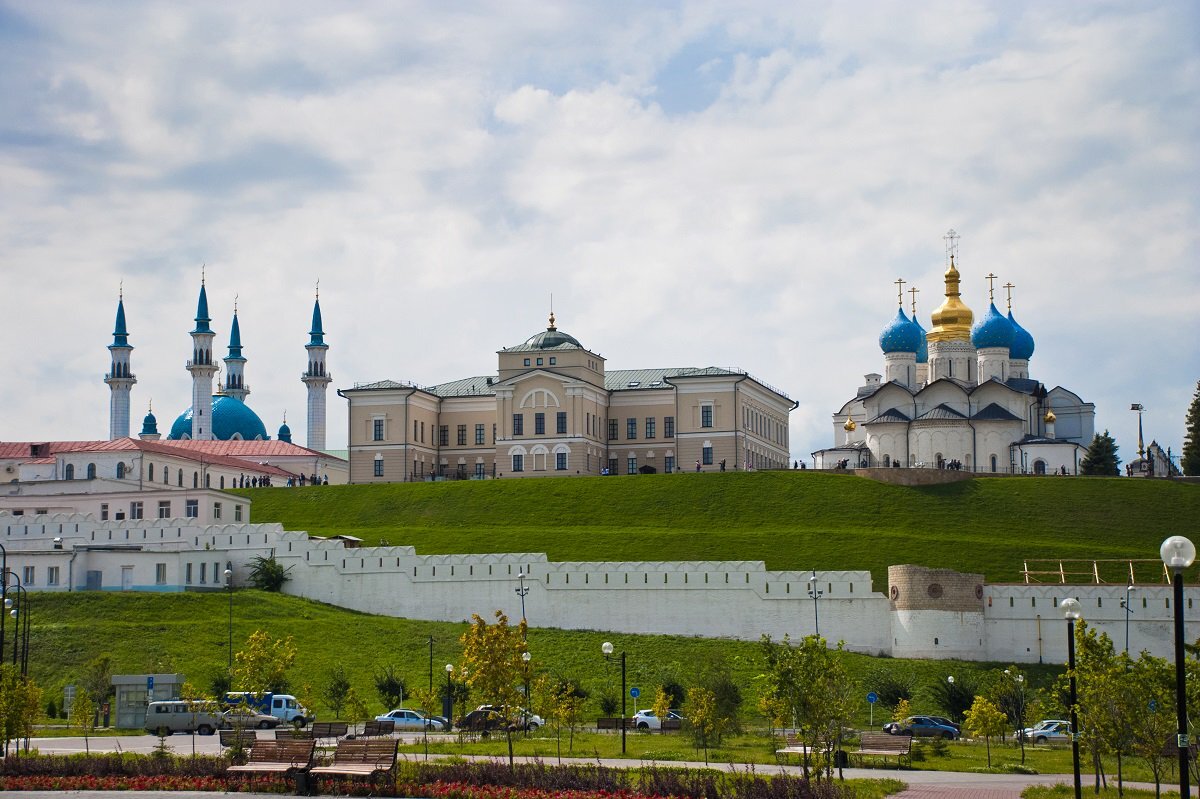 Казанский кремль — ансамбль из оборонительных, административных и религиозных сооружений. Крепость, которую мы видим сегодня, возводили по приказу Ивана Грозного после взятия Казани в 1552 году.