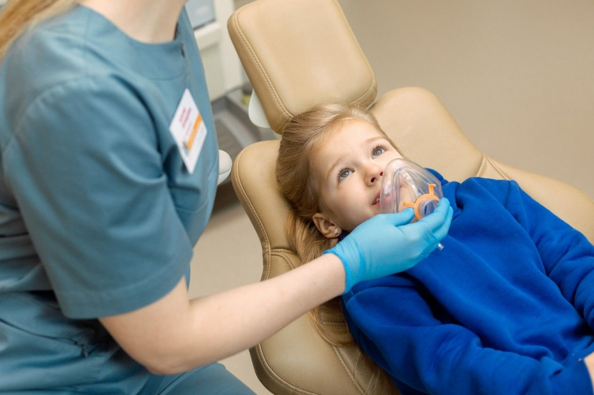 Седация в стоматологии для детей. Наркоз в стоматологии для детей. Сайт стоматологии. Седация закисью азота детей в стоматологии. Зубы под седацией детям.