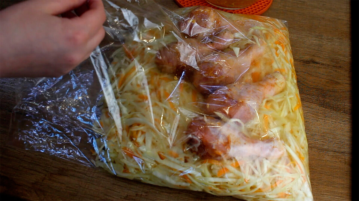 У нас такая капуста с курицей на расхват: нарезаю все ингредиенты и кладу в рукав для запекания (рецепт из серии "вкусно, быстро и просто")