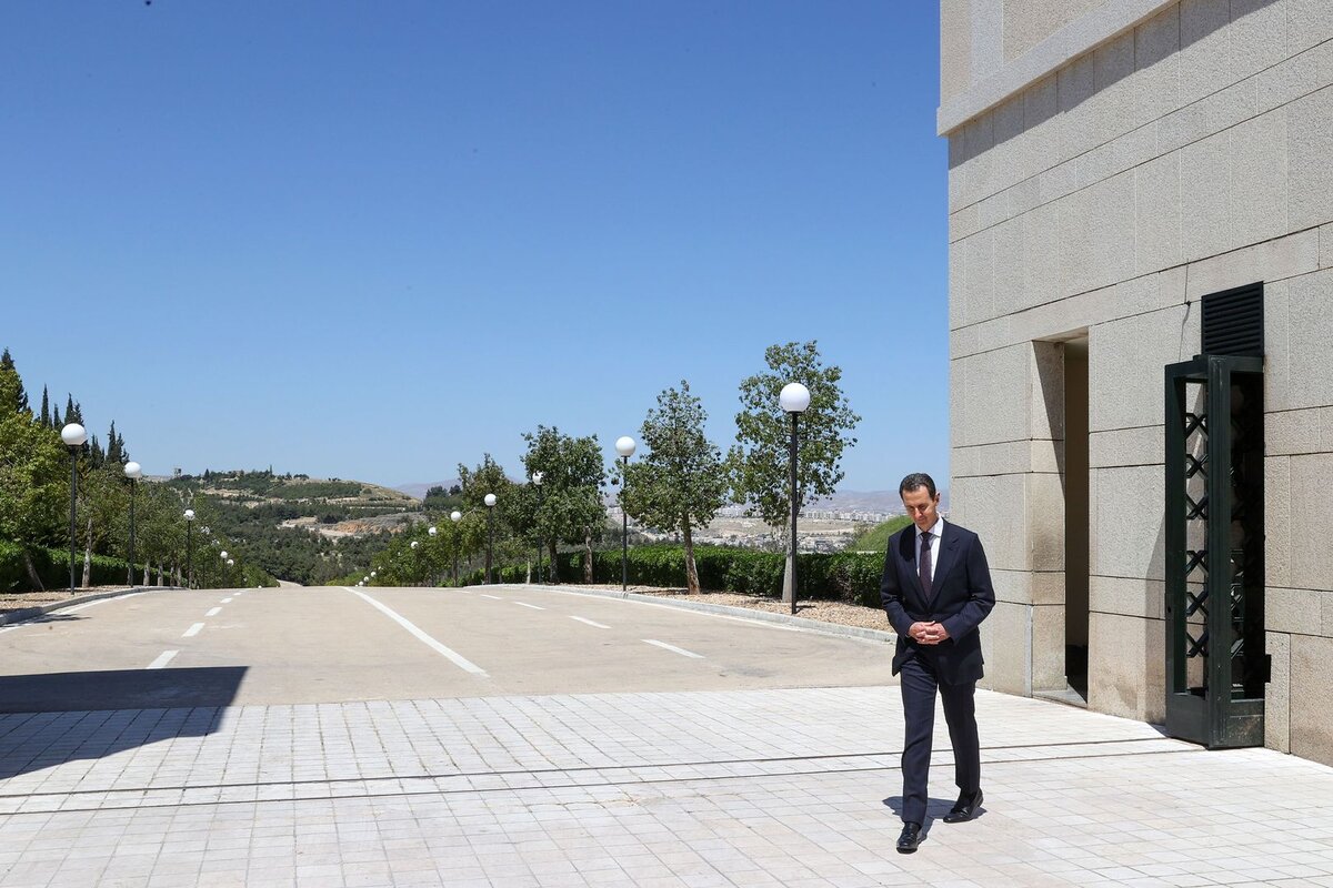    Президент Сирии Башар аль-Асад ждет перед церемонией приветствия президента Ирана в Дамаске, Сирия, 3 мая 2023 © Iranian Presidency / Keystone Press Agency