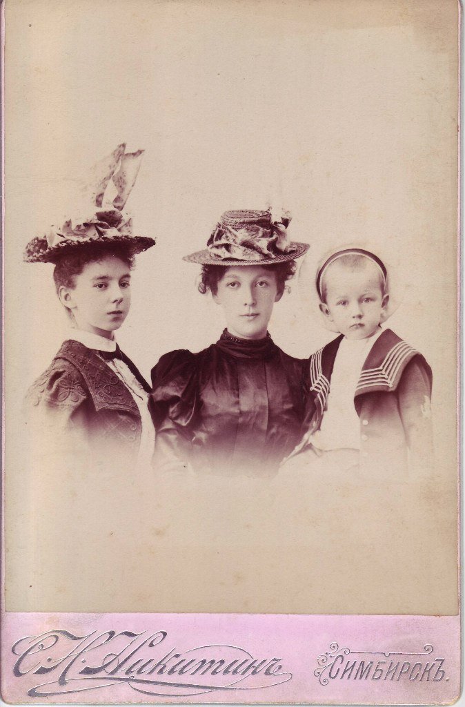 Графини Остророг: Ольга (слева), Юлия Михайловна Никитина (ур. гр. Остророг) - моя прабабушка и Воля Никитин, сын Юлии Михайловны, старший брат моего дедушки, будущий главный конструктор боевых надводных кораблей, лауреат Сталинской премии. Что они делали в Симбирске, не представляю. 