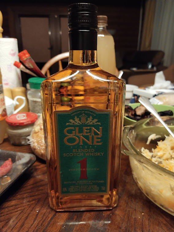 Виски, салатик, хлеб, колбаски - все как положено на даче)))