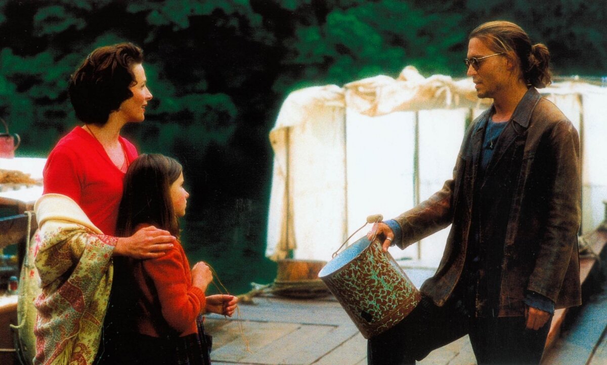 Виенн Рош (Жюльет Бинош) и ее дочь Анук (Виктория Тивисоль) наносят визит Ру (Джонни Депп)