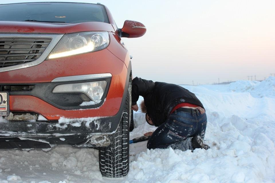 Как выехать из сугроба. Sportage в снегу. Кия снег. Занесло снегом Киа Спортейдж. Выталкивание Киа из сугроба.