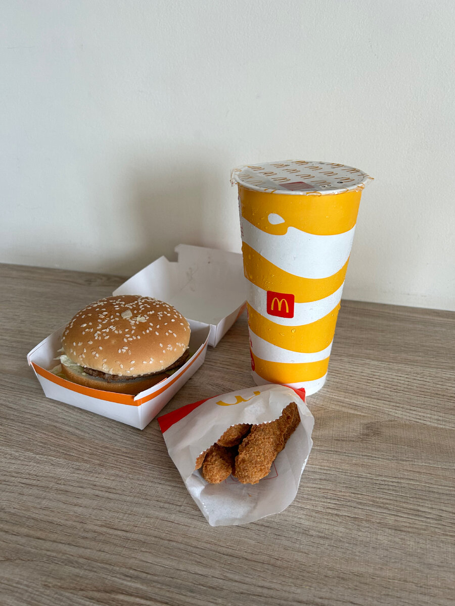 Комбо из индонезийского Макдональдса. 