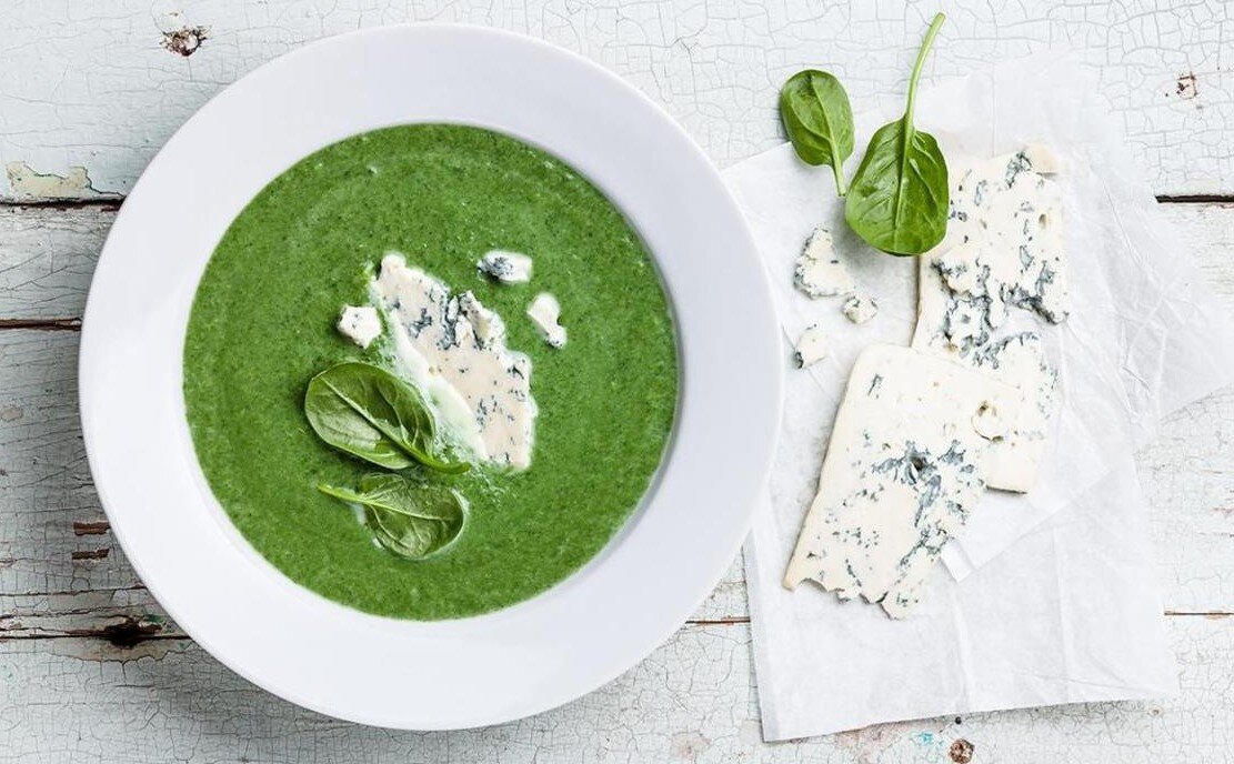 Суп пюре из шпината со сливками. Шпинатный суп. Шпинатный суп пюре. Spinach creamy Soup суп из шпината. Крем суп из шпината со сливками.