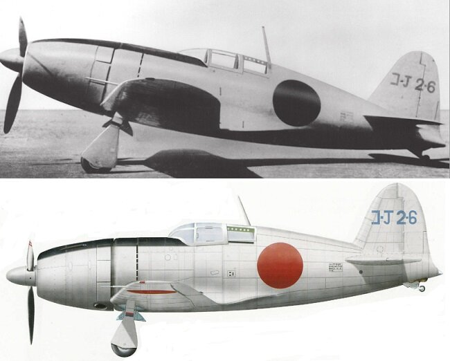 Шестой и последний прототип J2M1. Лето 42-го. Все "условно боеготовые" J2M1 были переданы в корпус Йокосука (Yokosuka Kokutai). Спрятанный в глубине толстого фюзеляжа массивный  двигатель соединялся с винтом длинным валом. Охлаждение должен был обеспечивать вентилятор-крыльчатка сразу за коком винта. Проблемы, преследовавшие самолет всю историю использования,  были заложены уже на начальном этапе проектирования. 
