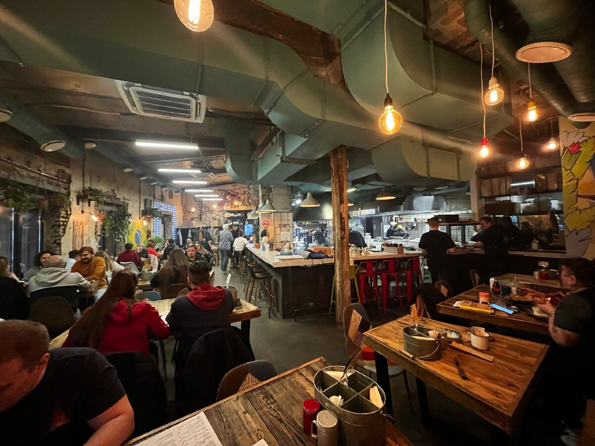 вид с нашего столика - полная посадка