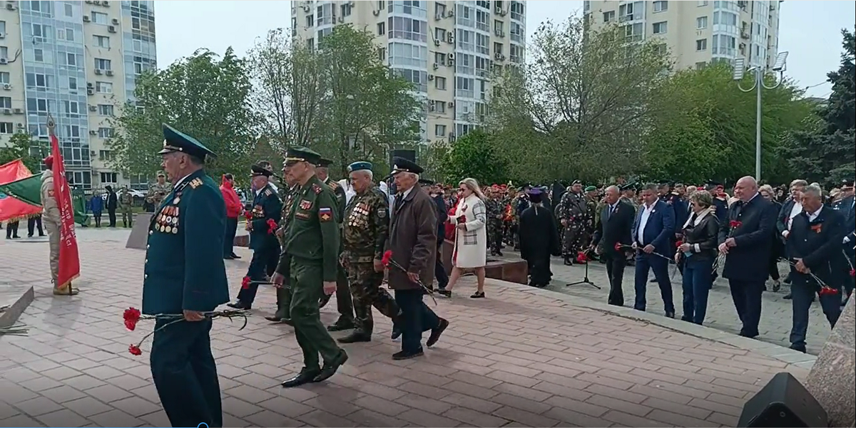 Возложение цветов ветеранами к вечному огню памятника Героям фронта и тыла 1941-1945 годов. Фото авторское.