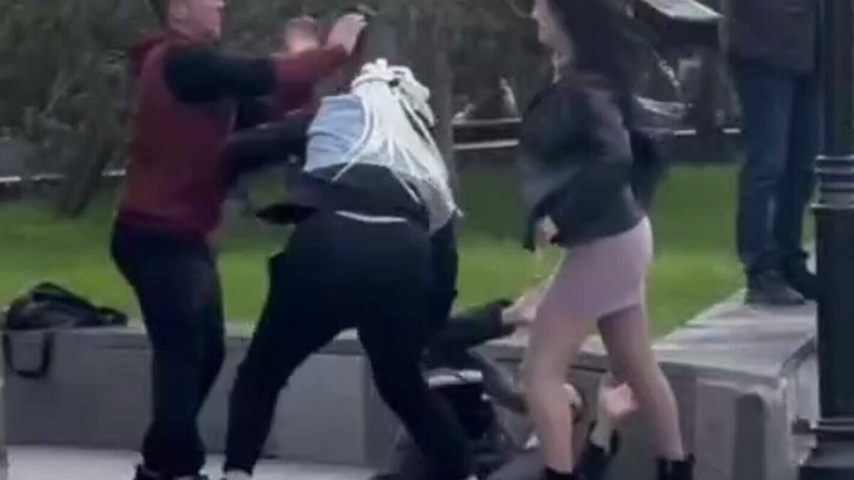     Вечером 9 мая после Парада Победы две пары устроили драку в районе набережной Спортивной гавани. Достаточно быстро определился победитель «сражения».