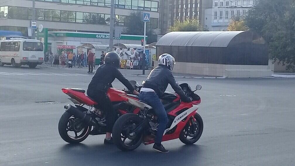     В селе Лазо Лазовского района Приморья молодой человек на мотоцикле на полной скорости свалился на бок. Байкера протащило несколько метро и стукнуло об угол здания.