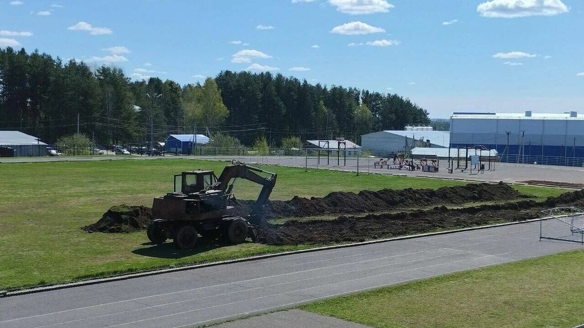     В поселке Кез начался ремонт стадиона «Олимп». Это один из шести сельских спортивных объектов в Удмуртии, которые планируется сдать в эксплуатацию в нынешнем году, сообщил в своем официальном Телеграм-канале глава республики Александр Бречалов.