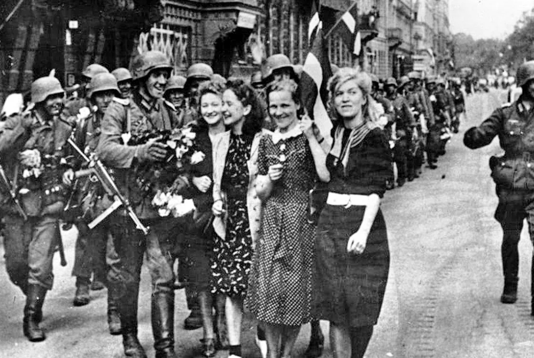 Немцы в Риге 1941. Парад во Львове 1941. Немецкая оккупация Прибалтики. Немцы в Эстонии 1941.
