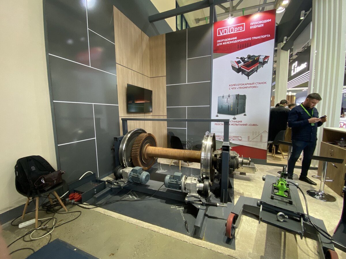 Наши мотор-редукторы INNOVARI и частотники INNOVERT на стенде участников на оборудовании по отработке колесных пар для ЖД