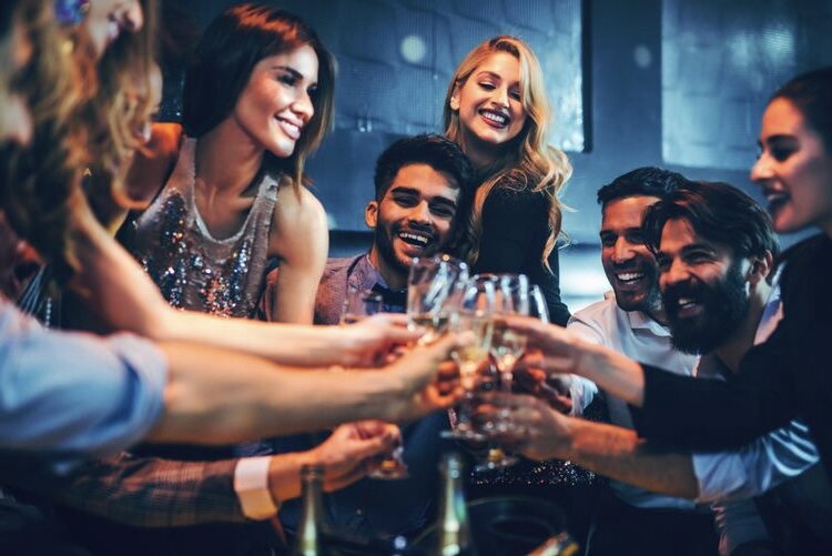 Компания друзей в баре «Правда или действие»