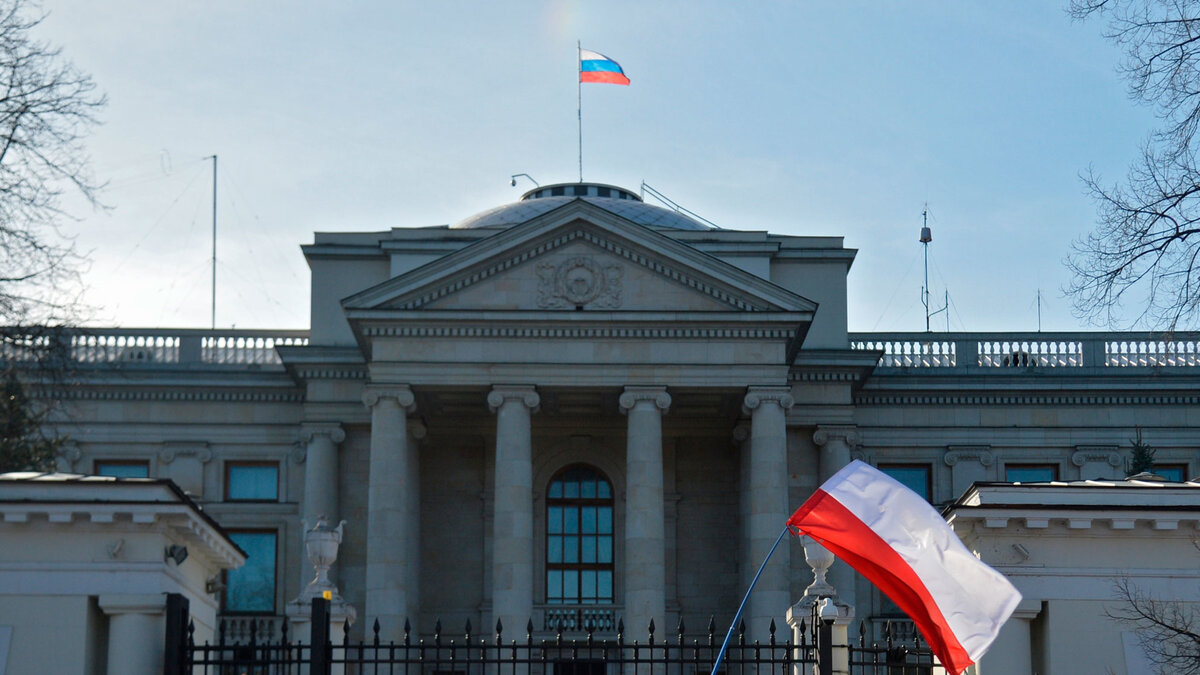Россия устроила полякам грандиозную месть. Здание российского посольства в Варшаве. Источник: Яндекс.Картинки
