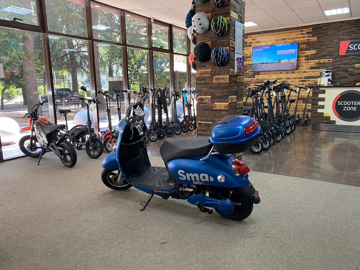 Электрический скутер — экологически чистое транспортное средство, которое становится все более популярным, и многие люди предпочитают его классическим бензиновым машинам.-2