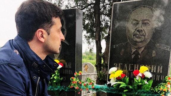    В. Зеленский на могиле своего деда, фото из соцсети