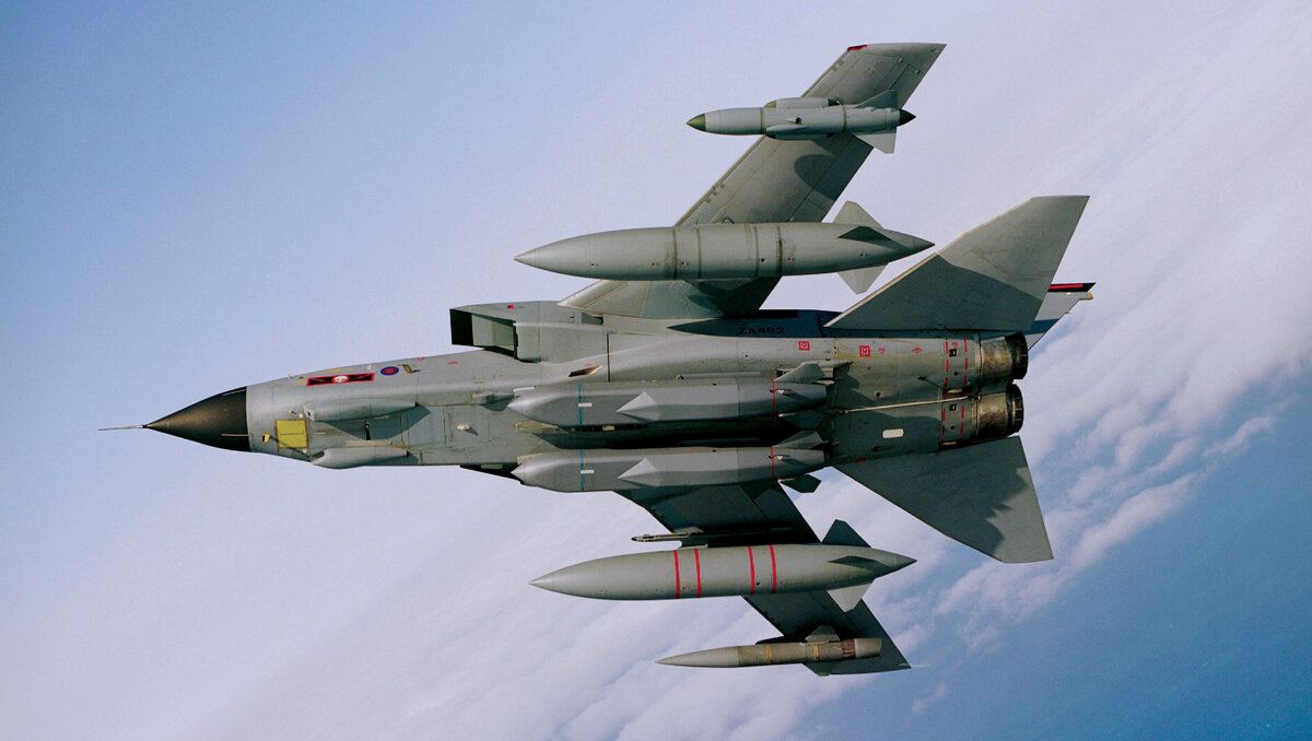 Tornado GR4 RAF, под фюзеляжем две ракеты Storm Shadow, фото: wikimedia.org
