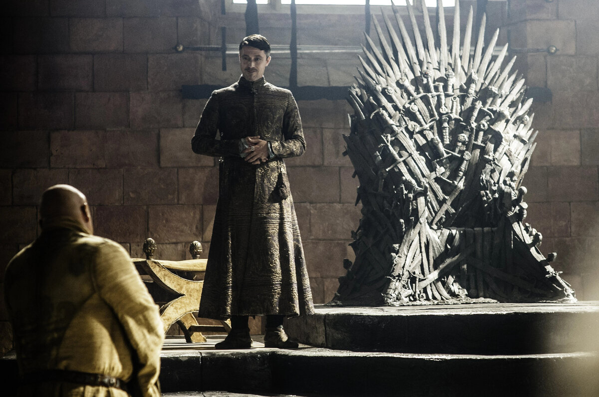 Петир Бейлиш рядом с железным троном, кадр  из сериала