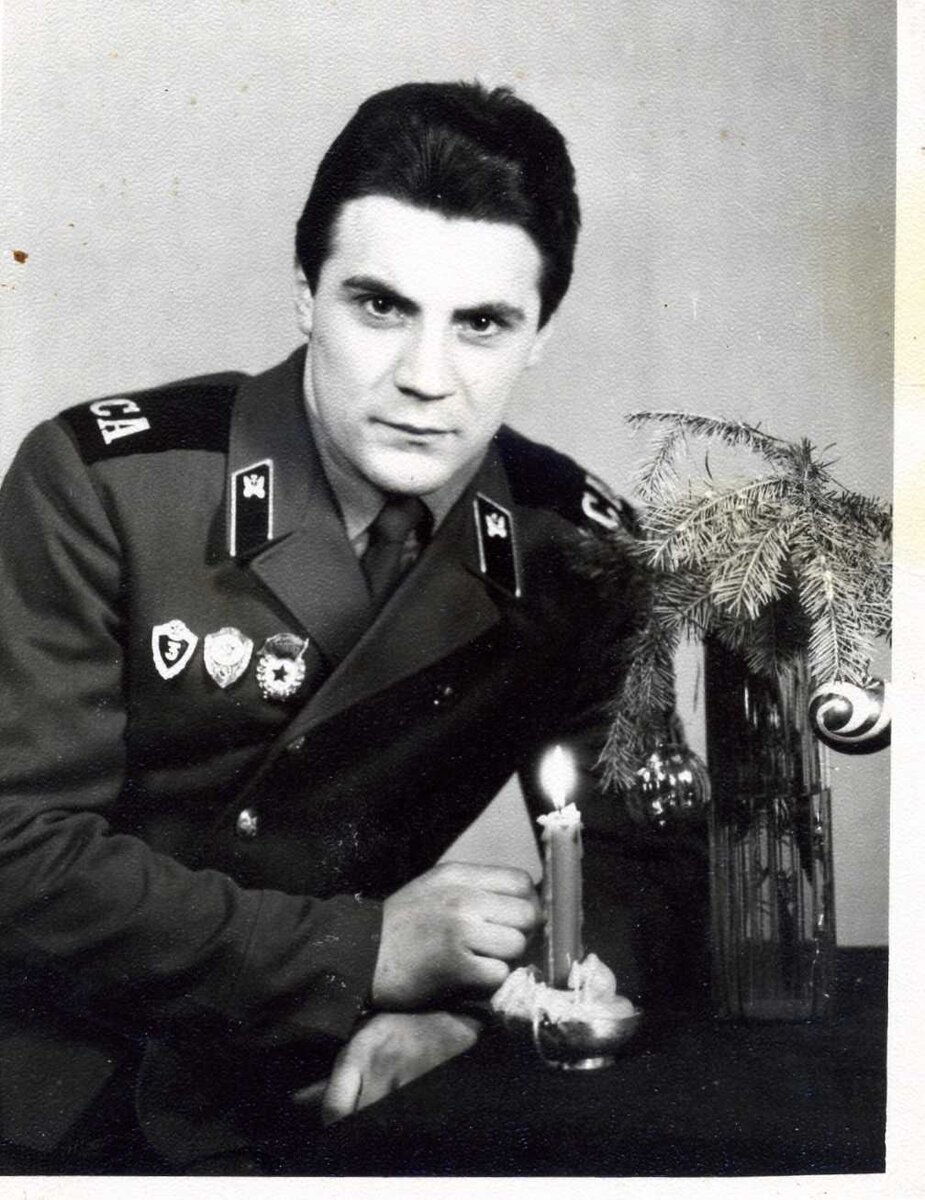 Серега, с ним мы учились в автошколе, а потом два года рядом стояли наши кровати. До сих пор встречаемся и созваниваемся