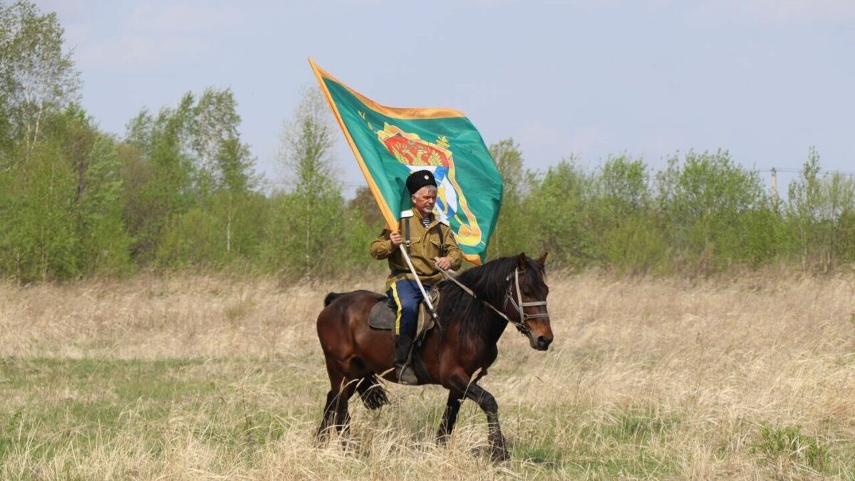     Сотни участников и зрителей собрались в селе Калинка, где прошла военно-патриотическая игра среди команд в возрасте 8-17 лет.