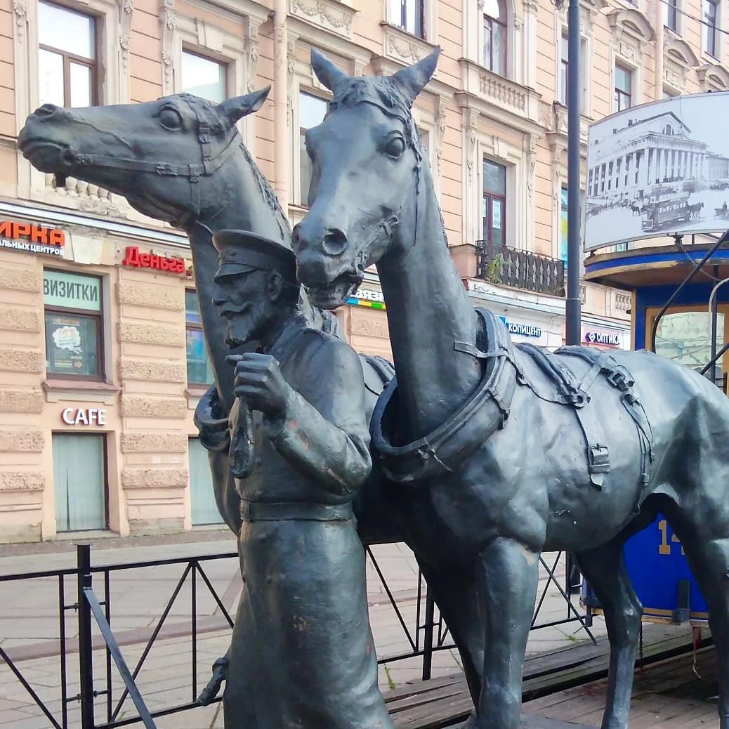 Васильевский остров. Памятник конке. Фото моё