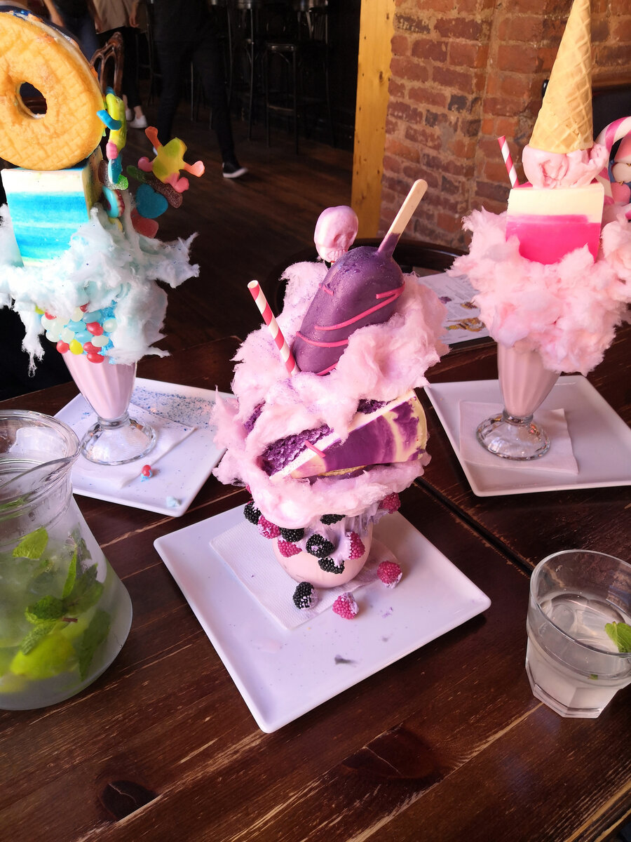 Изюминка ресторана Mickey & Monkeys — огромные десерты. 