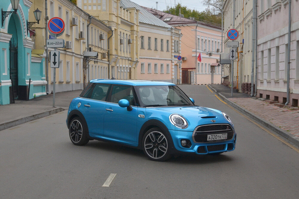  Относительно  трёхдверной машины Cooper S 5D прибавил всего 16 см в длину, но не все  они достались пассажирам – на колёсную базу приходится лишь 7 см  прибавки. Остальное пошло на увеличение объёма багажника.   