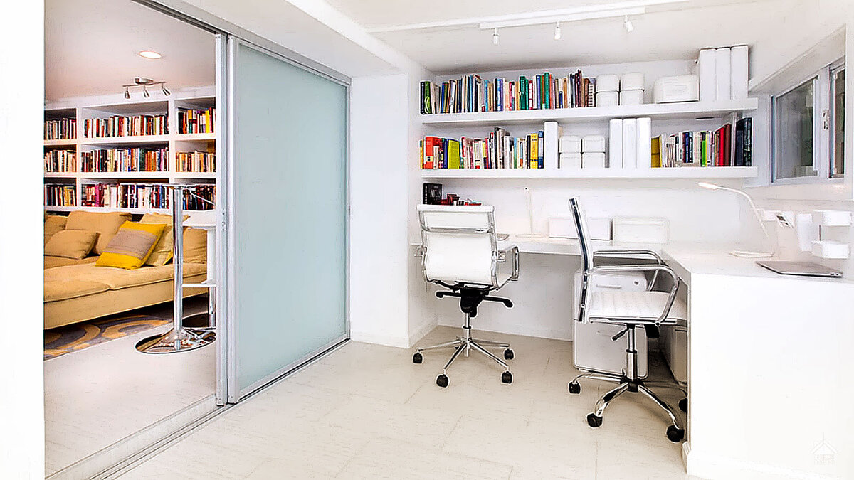 Современные раздвижные двери в интерьере.