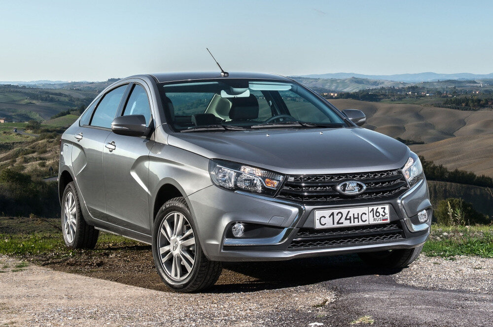   Один  из немногих бюджетных седанов, который укладывается в наш бюджет в  любой комплектации, –это Lada Vesta. Машина с мотором 1.8 мощностью 122  л.с., «роботом» в топовой комплектации Luxe Multimedia стоит 735 900  руб.  