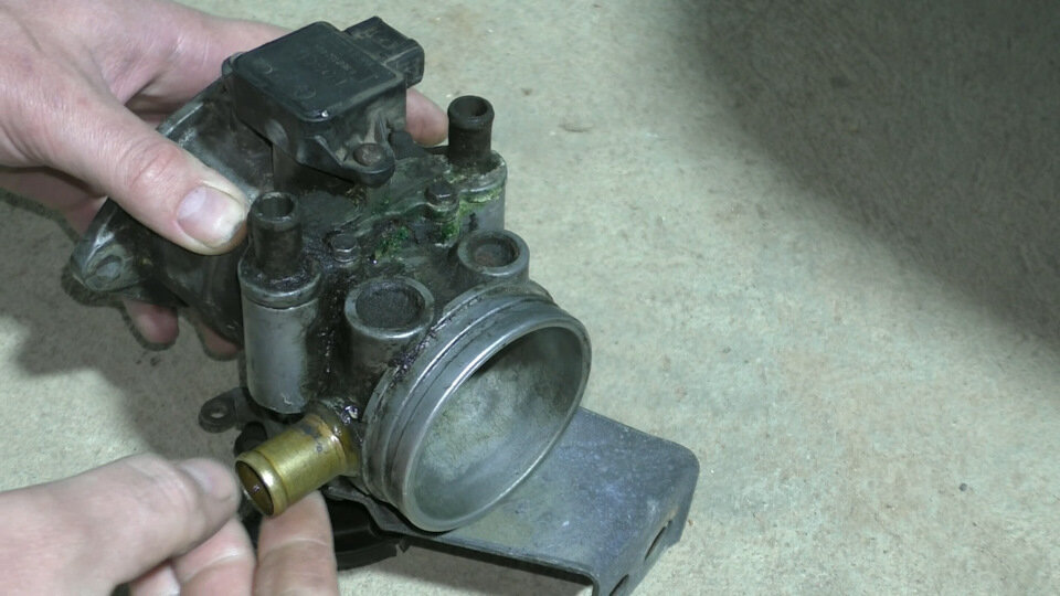 снятый дроссельный узел с болтающимся штуцером и текущим стыком подогрева