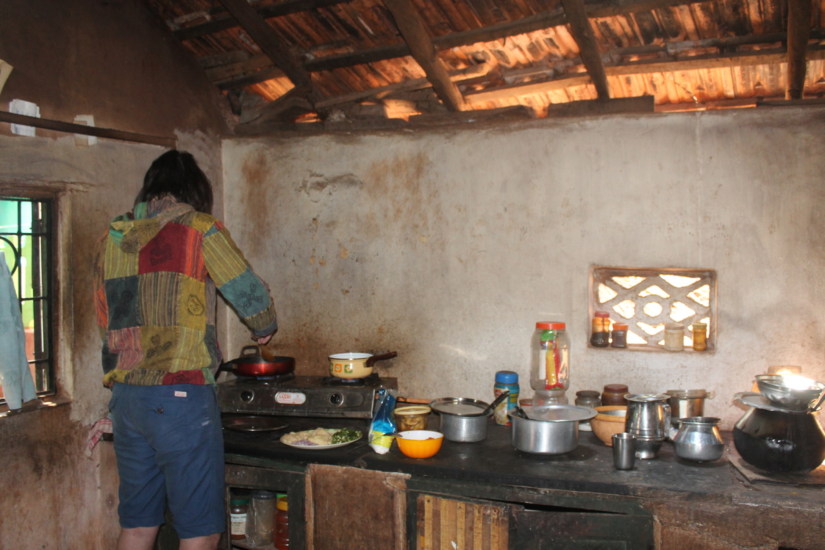 На этой кухоньке мы готовили, когда плитка приказала долго жить