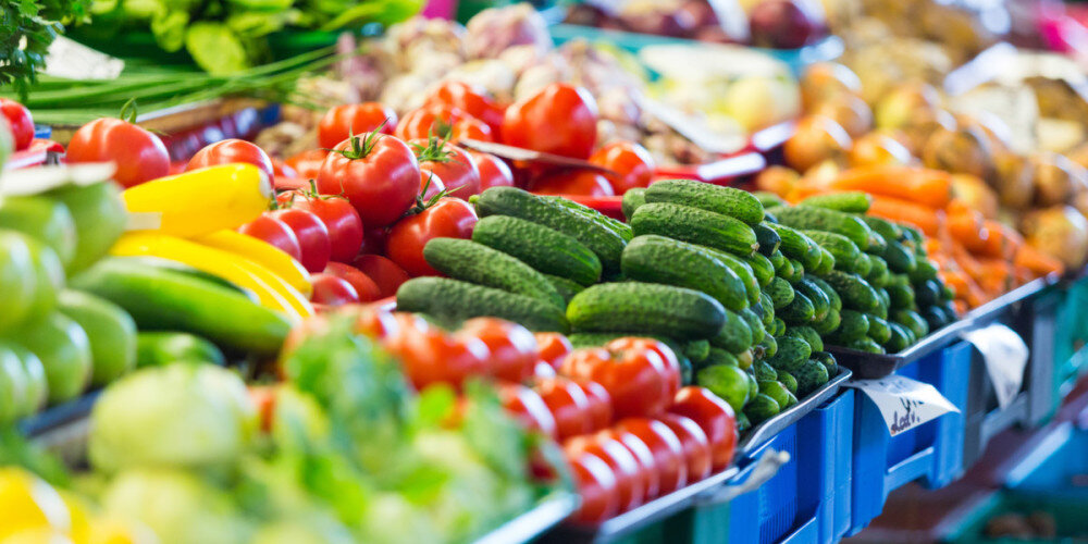Рынок свежих овощей. Овощи и фрукты. Овощи и фрукты на рынке. Прилавок с овощами и фруктами. Фрукты овощи ассортимент.