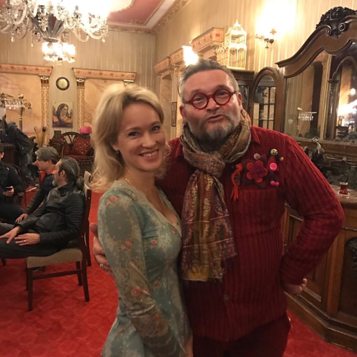 В вестибюле гостиницы Londra Hotel , одна из старейших гостиниц Стамбула, любимое место Маэстро.