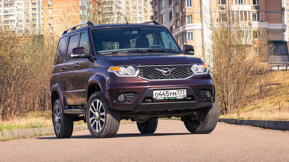 Доставшийся нам на тест UAZ Patriot с полным набором опций (кроме внедорожных) стоит 1 099 900 рублей. Самый же дешёвый вариант проходимца можно приобрести за 719 000 рублей. И он при этом не будет совершенно «голым». Регулируемый по наклону и вылету руль со встроенным эйрбегом, полный привод, а также электрорегулировка и обогрев боковых зеркал уже включены в «базу».