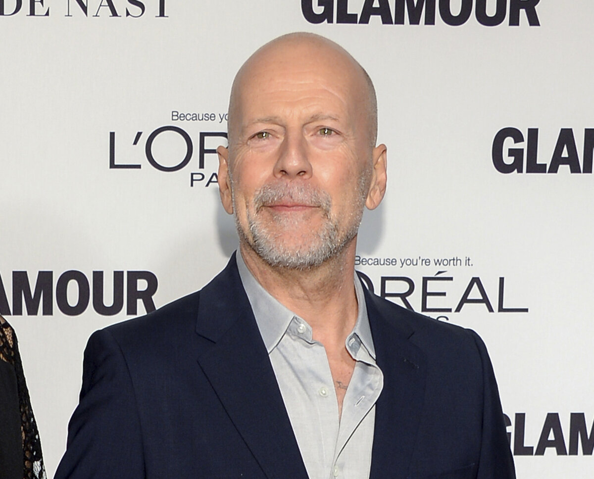 Брюс уиллис инстаграм. Bruce Willis. Брюс Уиллис фото. Bruce Willis Cannes. Брюс Уиллис с длинными волосами.