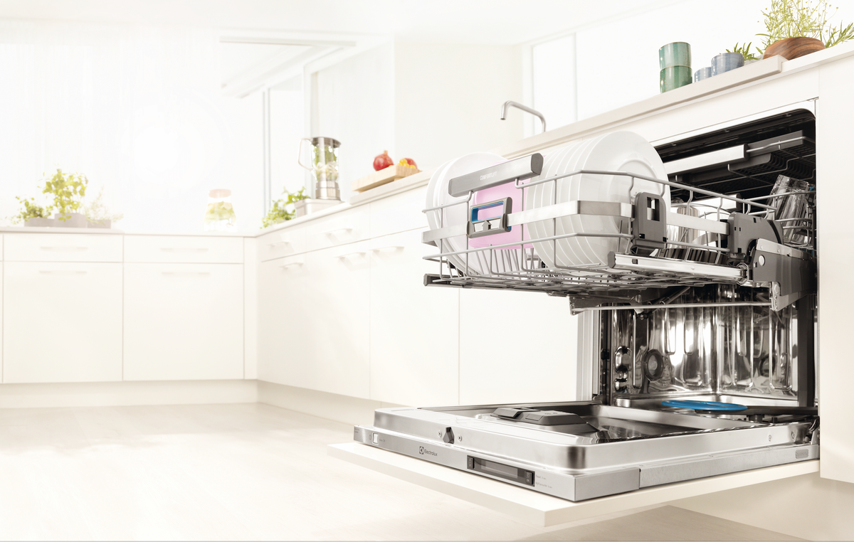 Не допустите поломки вашей посудомоечной машины из-за неправильной эксплуатации.  Мы в Electrolux знаем, как сделать так, чтобы ваша незаменимая помощница на кухне прослужила вам максимально долго.  1.