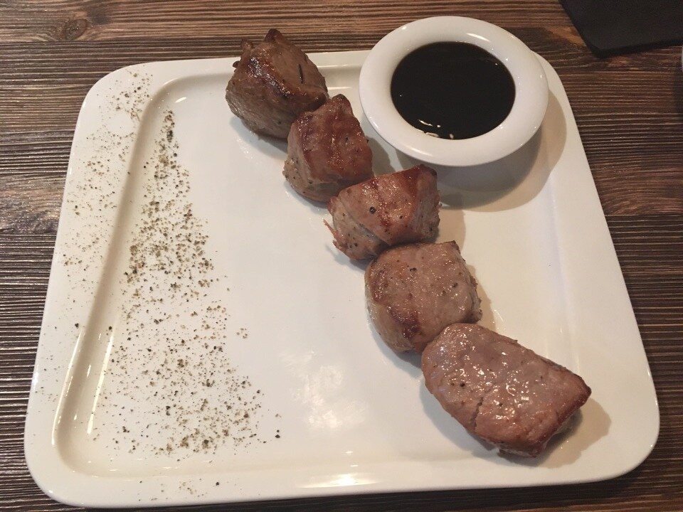 Пример моего недавнего ужина – свиная нежирная вырезка на гриле из читинского «Гриль Хауса» (плюс был греческий салат).      